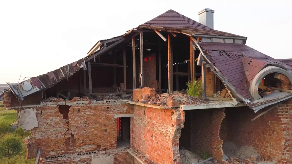 Srbija spada u područja koja su ugrožena klizištima i odronima. Klizišta predstavljaju kretanje zemlje, kamenja i drugih nanosa. Mogu biti mala ili velika, spora ili brza, aktiviraju se usled jakih i obilnih kiša, zemljotresa, požara, podzemnih voda, otapanja snega i neadekvatne eksploatacije zemljišta.