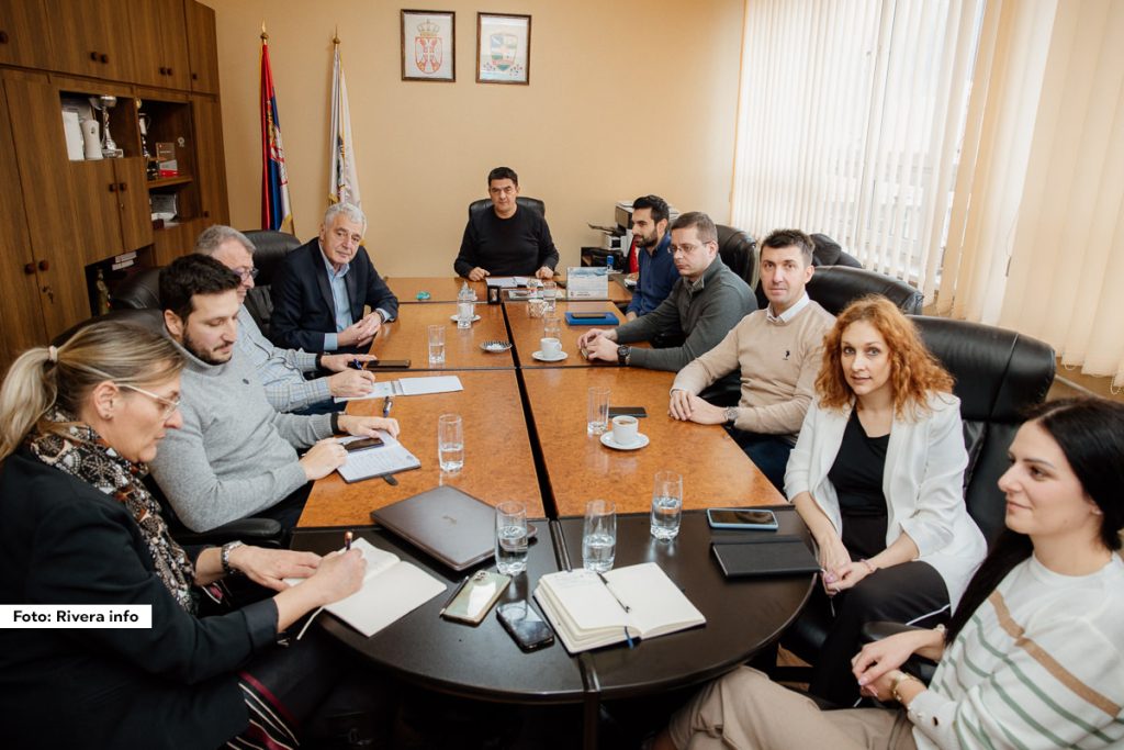 U ponedeljak je u Ljuboviji održan sastanak predstavnika Opštine Bratunac i Opštine Ljubovija, kom su prisustvovali načelnik Lazar Prodanović i predsednik Milan Jovanović. Tema o kojoj se razgovaralo bila je zajednička aplikacija ove dve opštine za projekte prekogranične saradnje između Republike Srbije i Bosne i Hercegovine na konkursu koji je nedavno raspisan.