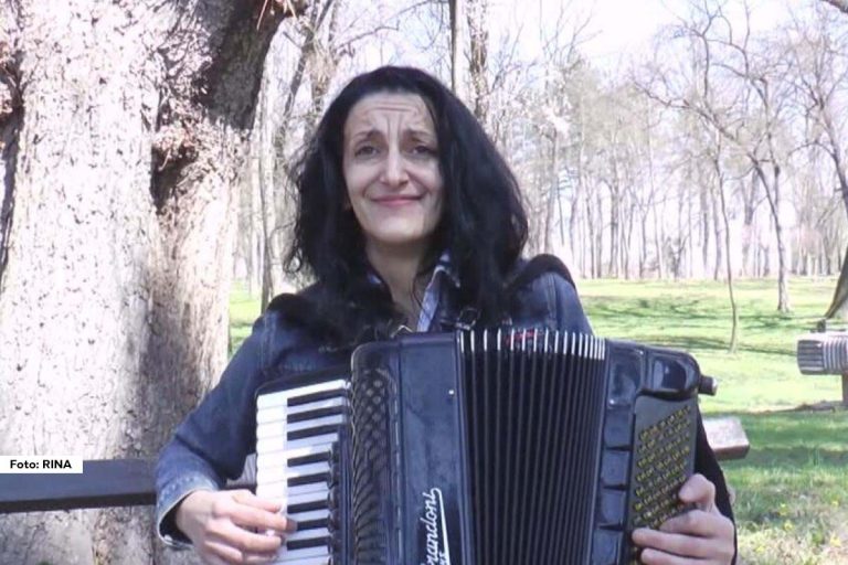 Harmonika je jedan od simbola srpske tradicije i nijedno veće slavlje u Srbiji ne može se zamisliti bez njenih zvukova. Iako je ovaj instrument češće povezivan s muškarcima, Biljana Pavković iz Aranđelovca dokazuje da i žene mogu biti pravi virtuozi.