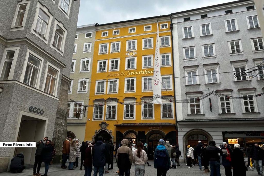 Salzburg, grad muzike i barokne arhitekture, ponosi se svojom najpoznatijom istorijskom znamenitošću – kućom u kojoj je 27. januara 1756. godine rođen jedan od najvećih muzičkih genija Volfgang Amadeus Mocart.