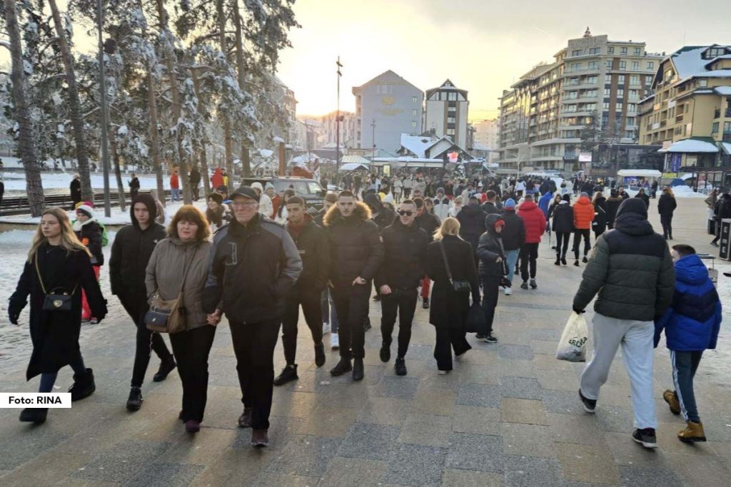 Zlatibor je tokom novogodišnjih praznika još jednom potvrdio status najposećenije turističke destinacije u Srbiji. Prema podacima turističke organizacije i ugostitelja, dnevno je boravilo najmanje 55.000 posetilaca, a planina je bila ispunjena gužvom na šetalištima, trgovima, hotelima i restoranima.