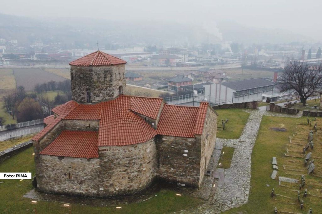 Na uzvišenju nedaleko od Novog Pazara nalazi se Crkva Svetih apostola Petra i Pavla, poznata i kao Petrova crkva, najstariji spomenik crkvene arhitekture u Srbiji. Izgrađena u IX veku na temeljima starije bogomolje iz VI veka, ova crkva zauzima posebno mesto u srpskoj istoriji.