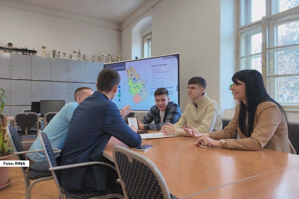 Užički gimnazijalci ponosno su se istakli na takmičenju za najbolju inovaciju Srbije, osvojivši prvo mesto sa revolucionarnim uređajem koji prevodi znakovni jezik gluvonemih osoba na govorni jezik, i obrnuto. Ovaj uređaj, nazvan "D kod", predstavlja spoj naprednih informatičkih i matematičkih algoritama, sa ciljem unapređenja komunikacije za osobe sa oštećenim sluhom.