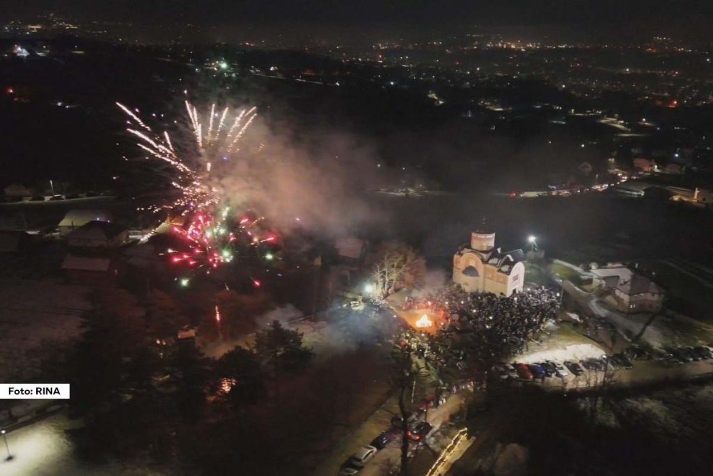 Danas je Pravoslavna Nova godina, praznik koji se prema julijanskom kalendaru obeležava 14. januara. U našoj tradiciji poznata i kao Mali Božić, ovaj dan nosi poseban duh zajedništva, topline i nade, dok se ljudi okupljaju u svojim domovima, crkvama i na trgovima da bi dočekali još jednu godinu uz blagoslove i običaje koji se prenose generacijama.