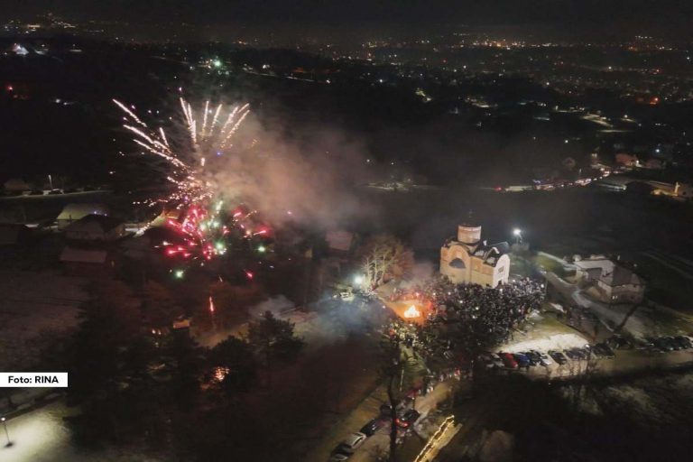 Danas je Pravoslavna Nova godina, praznik koji se prema julijanskom kalendaru obeležava 14. januara. U našoj tradiciji poznata i kao Mali Božić, ovaj dan nosi poseban duh zajedništva, topline i nade, dok se ljudi okupljaju u svojim domovima, crkvama i na trgovima da bi dočekali još jednu godinu uz blagoslove i običaje koji se prenose generacijama.