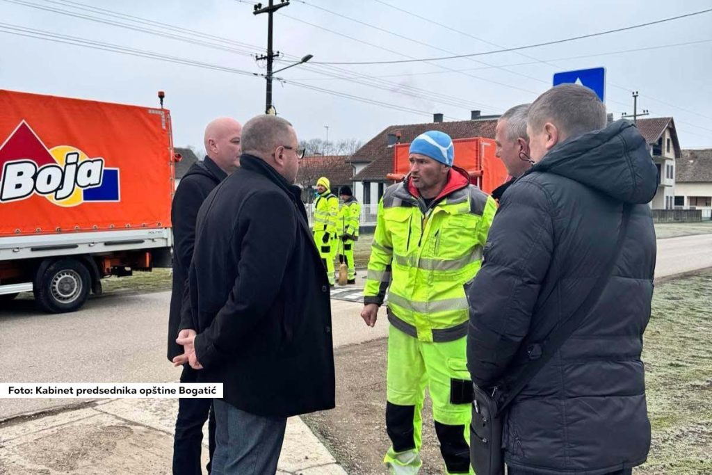 U cilju povećanja bezbednosti saobraćaja, na opštinskim putevima opštine Bogatić nastavljeno je postavljanje vertikalne i horizontalne saobraćajne signalizacije. U okviru ovog projekta, postavljeno je sedam usporivača brzine, odnosno ležećih policajaca, na različitim lokacijama. Radovi su izvedeni u skladu sa nalogom saobraćajne inspekcije, a izvođač radova je "Preduzeće za puteve Valjevo".