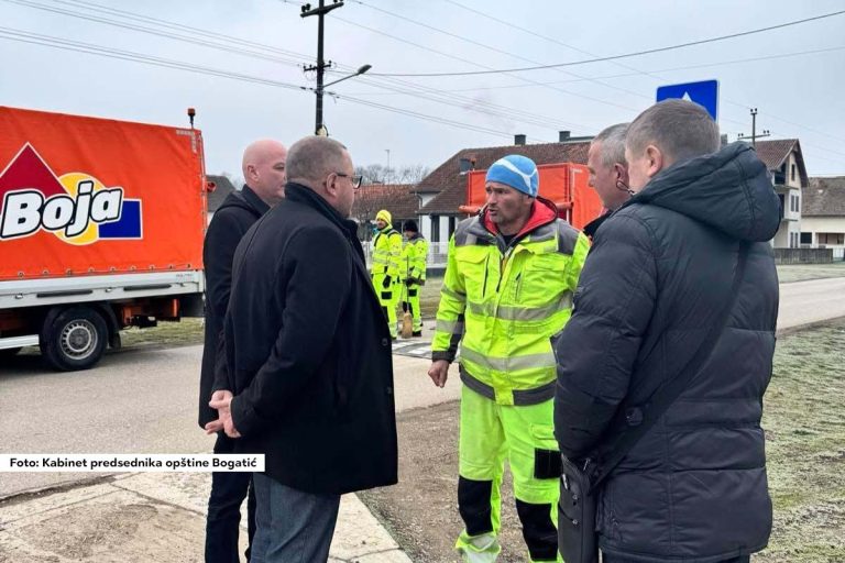 U cilju povećanja bezbednosti saobraćaja, na opštinskim putevima opštine Bogatić nastavljeno je postavljanje vertikalne i horizontalne saobraćajne signalizacije. U okviru ovog projekta, postavljeno je sedam usporivača brzine, odnosno ležećih policajaca, na različitim lokacijama. Radovi su izvedeni u skladu sa nalogom saobraćajne inspekcije, a izvođač radova je "Preduzeće za puteve Valjevo".