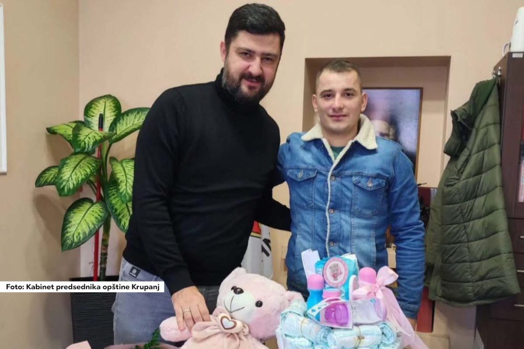 Prva beba rođena na teritoriji opštine Krupanj u 2025. godini, devojčica Angelina Mijailović, dobila je simbolične poklone od lokalne samouprave. Pokloni su uručeni njenom ocu, Vladimiru Mijailoviću, kao znak pažnje i podrške porodicama sa malom decom. Poklone je u ime opštine Krupanj uručio predsednik opštine Krupanj Mladen Stefanović.