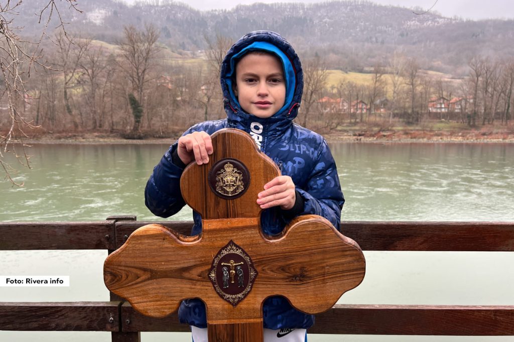 Danas je u etno selu "Vrhpolje" kod Ljubovije održano tradicionalno 18. Bogojavljensko plivanje za Časni krst, koje je okupilo rekordan broj učesnika. Organizatori događaja bili su Crkvena opština Vrhpolje, Etno selo “Vrhpolje” i Rafting klub “Drinska regata”.