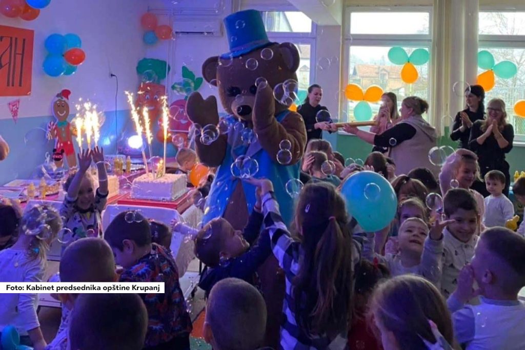 Predškolska ustanova „Naša radost“ u Krupnju svečano je obeležila 48 godina postojanja i uspešnog rada. Tokom skoro pet decenija, ova ustanova postala je značajan stub predškolskog obrazovanja u lokalnoj zajednici, pružajući deci sigurno i podsticajno okruženje za igru, učenje i razvoj. Svečanosti povodom ovog važnog jubileja prisustvovali su brojni gosti, roditelji, deca i zaposleni, kao i predstavnici lokalne samouprave.