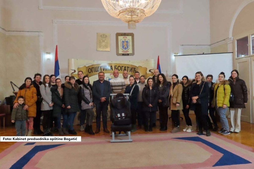 Opština Bogatić, u saradnji sa Agencijom za bezbednost saobraćaja, nastavila je sa realizacijom projekta usmerenog na povećanje bezbednosti dece u saobraćaju. Tokom ove akcije, roditeljima je podeljeno 40 auto-sedišta, čiju je nabavku u potpunosti finansirala lokalna samouprava. Ova aktivnost predstavlja važan korak ka unapređenju sigurnosti najmlađih sugrađana, naročito u zimskom periodu kada su uslovi u saobraćaju zahtevniji.