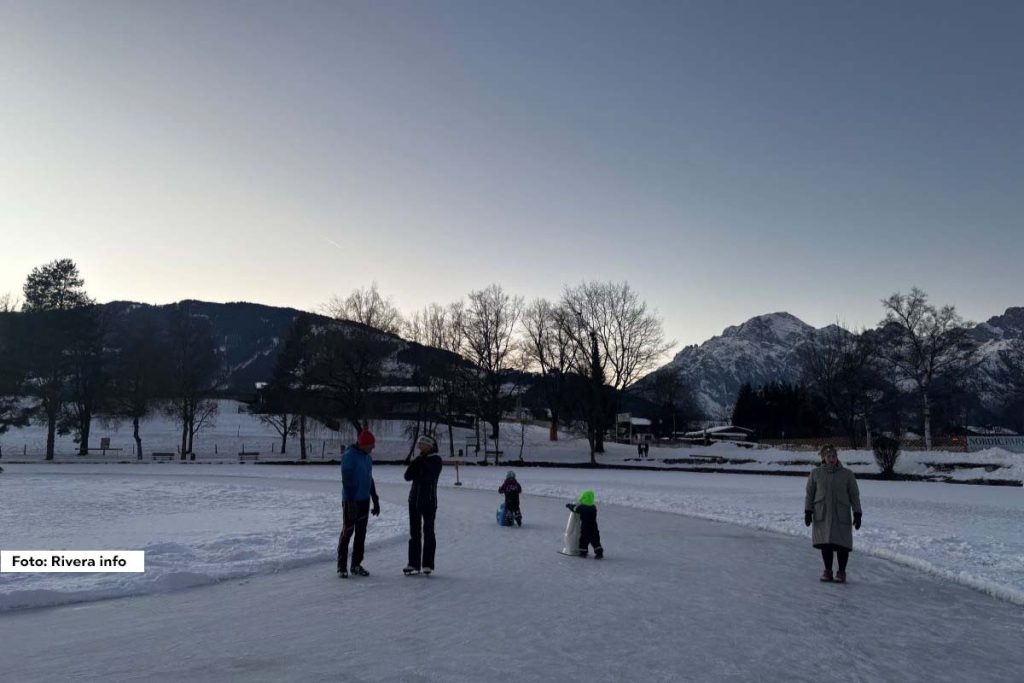 Hladni zimski dani doneli su pravu čaroliju u austrijskom gradu Salfeldenu, gde se jezero Ritzensee zaledilo i pretvorilo u jedinstvenu prirodnu ledenu površinu za klizanje. Ovo idilično okruženje, smešteno u podnožju alpskih vrhova, privlači posetioce iz celog regiona, koji uživaju u zabavi na ledu.