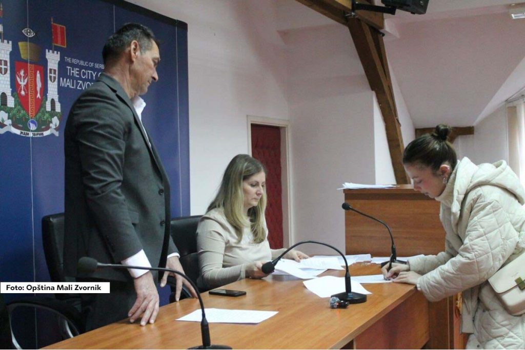 U sali Skupštine opštine Mali Zvornik danas je organizovano potpisivanje ugovora sa studentima koji su dobili stipendije za školsku 2025/2026. godinu.