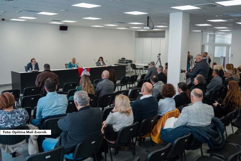 U organizaciji Školske uprave Valjevo, u Inovacionom centru u Loznici održan je sastanak posvećen planiranju upisa u srednje škole za školsku 2025/2026. godinu. Sastanku su prisustvovali direktori srednjih škola, predstavnici lokalnih samouprava Kolubarskog i Mačvanskog okruga, Regionalne privredne komore, Zavoda za tržište rada i drugi relevantni učesnici. Cilj sastanka bio je analiza broja učenika koji završavaju osnovnu školu i prilagođavanje upisne politike potrebama lokalnog tržišta rada.