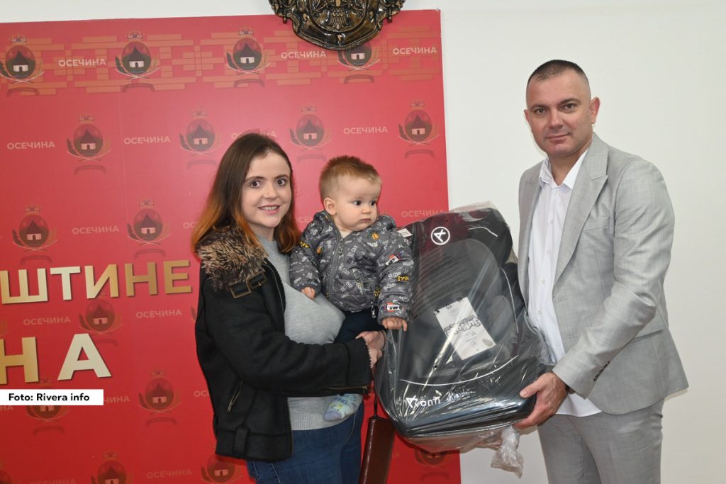 U sali Skupštine opštine Osečina juče su podeljena auto-sedišta za bebe koje su rođene u drugoj polovini 2024. godine. Auto-sedišta su dodeljena za 40 dece. Novačana pomoć za porodilje će biti isplaćena na račun. Prilikom dodele auto-sedišta prisutnim roditeljima Agencija za bezbednost saobraćaja organizovala je edukaciju za roditelje, čiji je cilj da ukaže na najčešće propuste koje roditelji prave, na zablude koje mogu biti opasne po život i zdravlje deteta u automobilu, na važnost pravilne postavke auto-sedišta i deteta u sedištu, kao i da stručno i praktično pokažu šta je bezbedno.