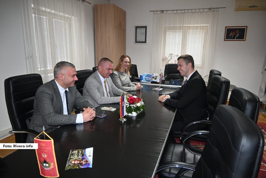 Juče je u opštini Osečina, državni sekretar, Đorđe Dabić sa predsednikom opštine Osečina, Nikolom Tomićem, otvorio nov šalterski prostor za pružanje usluga građanima i privredi "Jedinstveno upravno mesto - Uprava radi za vas" čije uspostavljanje je finansijski pomoglo Ministarswtvo državne uprave i lokalne samouprave sa 6.2 miliona dinara.