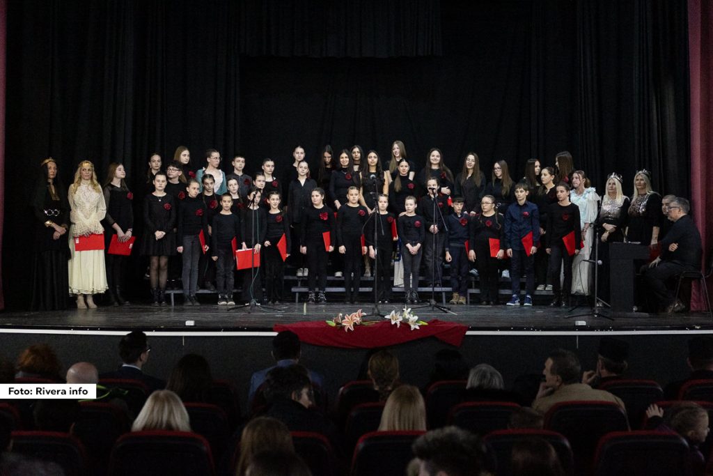 U Ljuboviji je održana svečana Svetosavska akademija u organizaciji Osnovne škole „Petar Vragolić“ i Srednje škole „Vuk Karadžić“. Događaj je upriličen u sali bioskopa, sa početkom u 16 časova, a prethodilo mu je obeležavanje školske slave u ovim obrazovnim ustanovama, koje je započeto osvećenjem žita i rezanjem slavskog kolača.