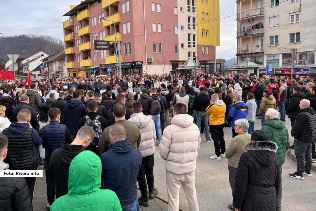 Održan je prvi skup u znak odavanja počasti nastradalima u padu nadstrešnice u Novom Sadu i kao podrška studentima u ispunjavanju njihovih zahteva, iako vlast tvrdi da su svi zahtevi ispunjeni. Protest je održan u sredu, 29. januara, na Trgu Vojvode Mišića, a prema procenama bilo je prisutno oko dve stotine građana.