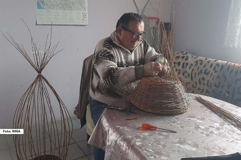 U selu Ovsište kod Topole, 72-godišnji Zlatko Pavlović svakodnevno dokazuje da godine nisu prepreka za rad. Tokom zime u svojoj radionici izrađuje kotobanje, tradicionalne pletene korpe koje su nekada bile neizostavan deo domaćinstava. Kada dođe proleće, preusmerava se na rad u polju, ne dopuštajući sebi ni trenutak besposlenosti.