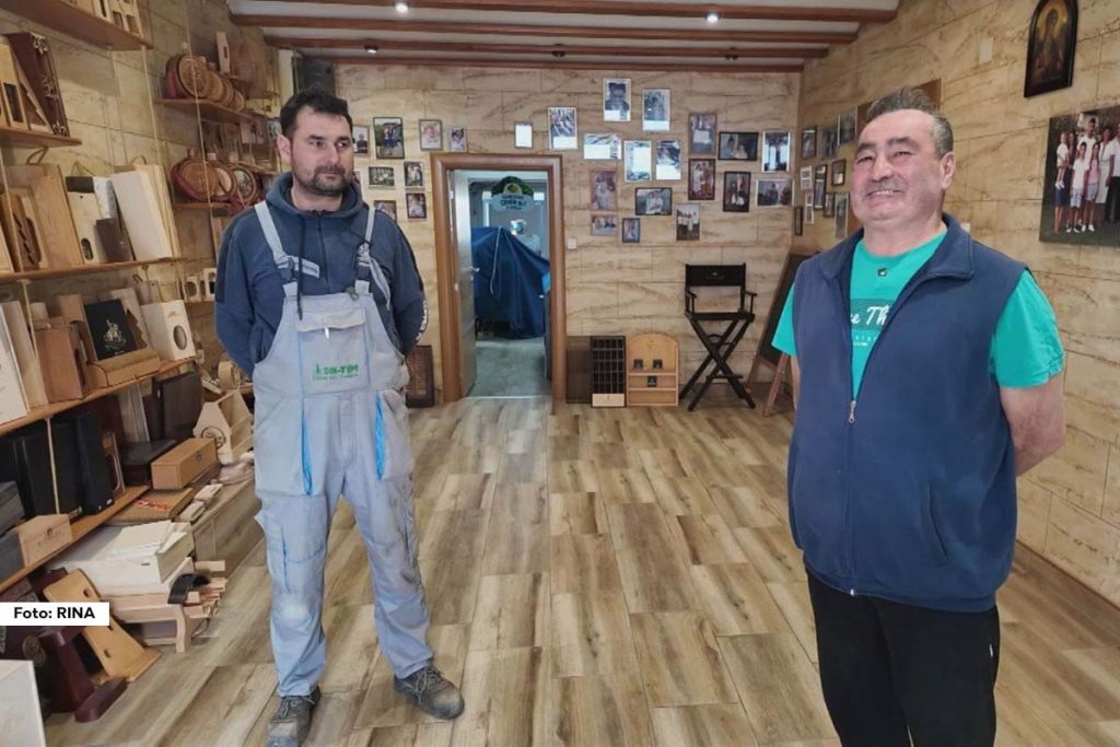 Porodica Sretenović iz sela Lopaš kod Trstenika izgradila je uspešan porodični biznis zasnovan na izradi drvenih čutura i drugih unikatnih proizvoda od drveta. Njihova radionica, osnovana 1987. godine, prerasla je u pravu fabriku, a ručno izrađeni predmeti iz ovog kraja danas se prodaju širom Evrope. Uz posvećenost i tradiciju, generacije Sretenovića oblikuju kvalitetne i dugotrajne proizvode koji nose oznaku „Made in Serbia“.