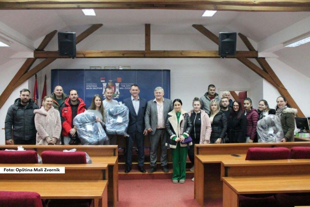 Lokalna samouprava u Malom Zvorniku sprovela je akciju podele 67 besplatnih auto-sedišta za decu, s ciljem povećanja bezbednosti najmlađih u saobraćaju. Dodela je organizovana u sali Skupštine opštine, gde su roditelji preuzeli sedišta namenjena bezbednom prevozu dece u vozilima. Ova inicijativa deo je dugogodišnjeg programa podrške porodicama sa decom.