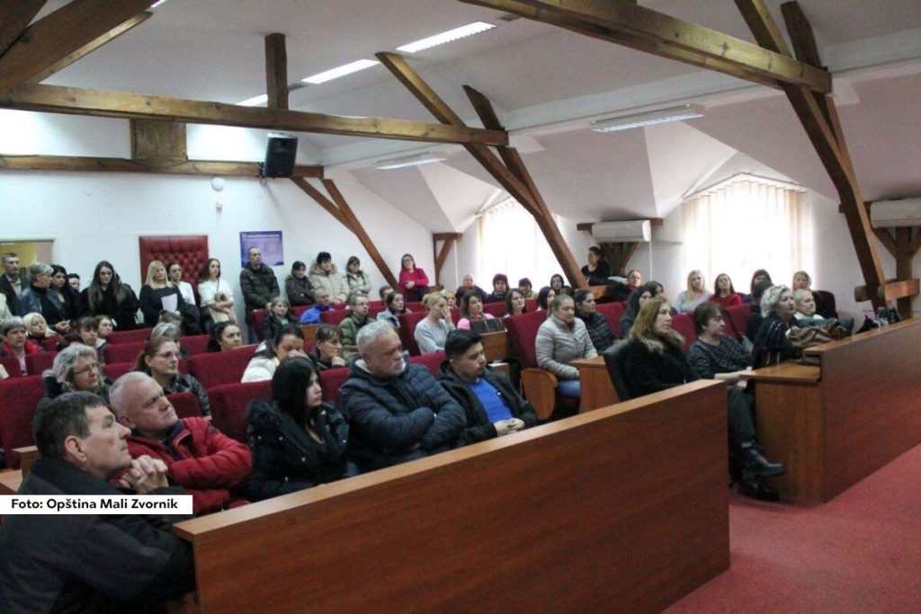Predstavnici turske kompanije „Any textile“, koja pokreće proizvodnju tekstila i odeće u Malom Zvorniku, održali su 13. februara razgovor za posao sa zainteresovanim kandidatima. Događaj je organizovan u sali Skupštine opštine, a prisustvovalo je 70 osoba. Intervjui su sprovedeni uz podršku lokalne samouprave i Nacionalne službe za zapošljavanje (NSZ).