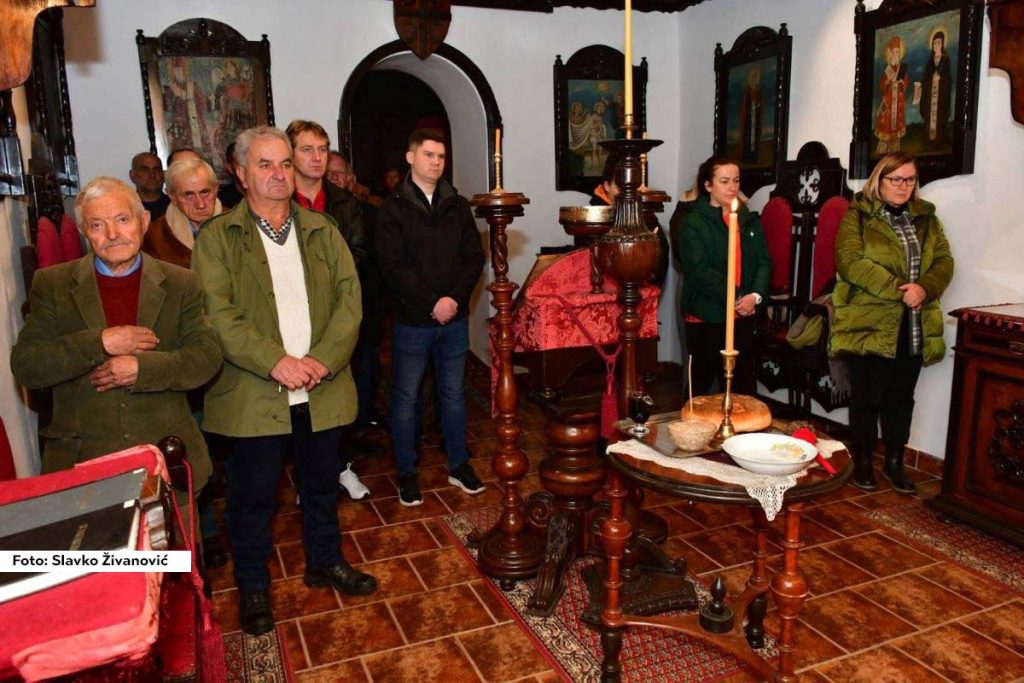 Udruženje pčelarskih porodica "Sokolske planine" iz Krupnja obeležilo je na Sretenje 15 godina postojanja i rada. Tradicionalna slava pčelara Rađevine ove godine je održana u kompleksu crkve u Dobropotočkoj, gde su se okupili članovi udruženja, gosti i predstavnici lokalne zajednice.