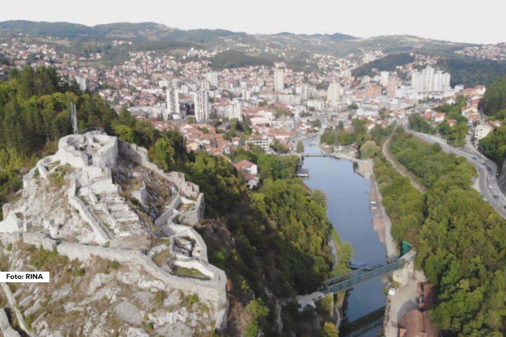 Užice – Voda u reci Đetinji je bezbedna za kupanje, potvrdio je Zavod za javno zdravlje u Užicu, čime su se stekli svi uslovi za početak kupališne sezone na Gradskoj plaži. Najnovije analize pokazale su da voda pripada trećoj klasi, što označava umereni ekološki status, ali i mogućnost rekreacije i plivanja bez rizika po zdravlje građana.