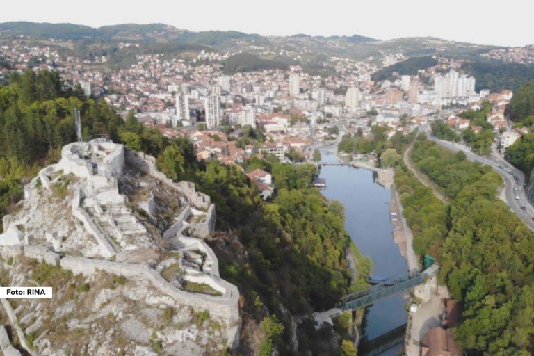 Užice – Voda u reci Đetinji je bezbedna za kupanje, potvrdio je Zavod za javno zdravlje u Užicu, čime su se stekli svi uslovi za početak kupališne sezone na Gradskoj plaži. Najnovije analize pokazale su da voda pripada trećoj klasi, što označava umereni ekološki status, ali i mogućnost rekreacije i plivanja bez rizika po zdravlje građana.