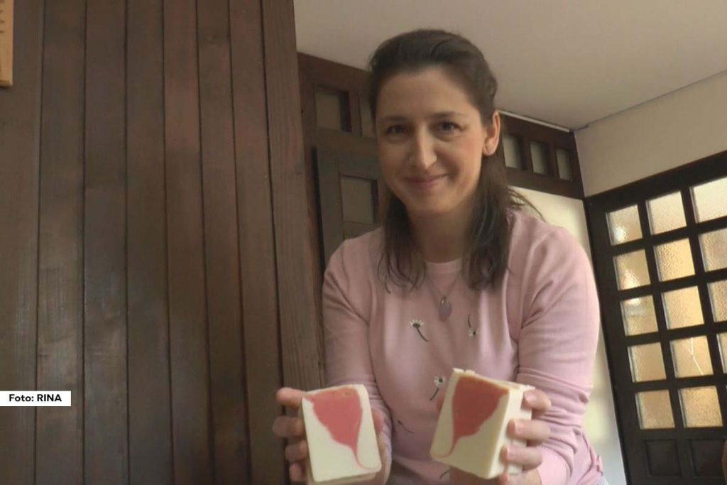Dijana Rančić iz Čačka vratila je u upotrebu tradicionalne domaće sapune, prilagođene savremenim potrebama. Njena ideja nastala je iz lične potrebe, kada je tražila prirodno rešenje za probleme sa kožom svoje ćerke. Umesto industrijskih preparata, odlučila je da se okrene starim receptima i započne proizvodnju.