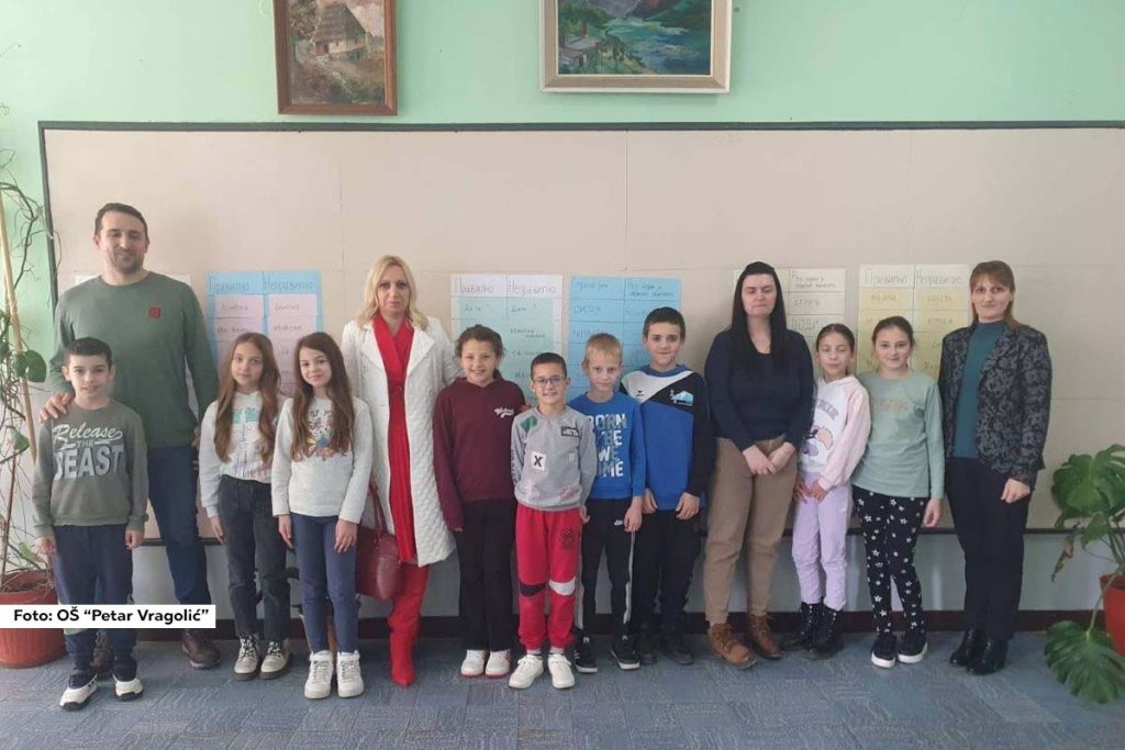 Učenici iz Uzovnice i Vrhpolja obeležili su Međunarodni dan maternjeg jezika nizom aktivnosti. Sa svojim učiteljicama i nastavnicima učestvovali su u kvizovima, društvenim igrama i analizama arhaizama. Cilj ovih aktivnosti bio je isticanje lepote izražavanja i značaja očuvanja ćirilice.