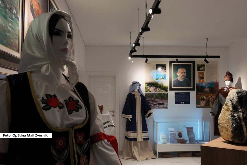 U galeriji Biblioteke „17. septembar“ u Malom Zvorniku svečano je otvorena zavičajno-muzejska zbirka i izložba „Vizantijski koreni Malog Zvornika“. Autor izložbe je Zoran Tošić, kustos i istoričar, koji je okupio vredne eksponate koji svedoče o bogatoj prošlosti ovog kraja.