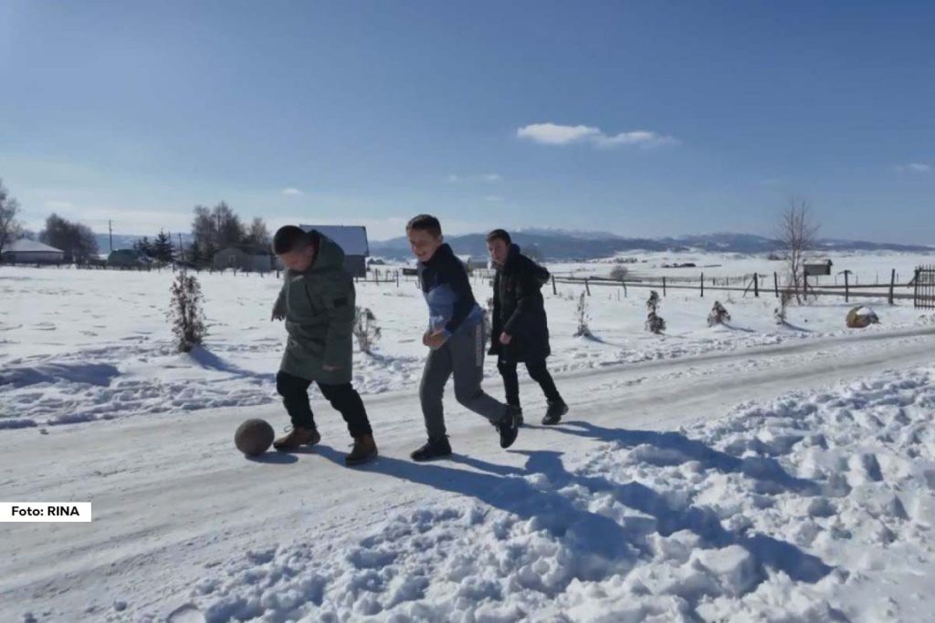 Srbiju su pogodili ledeni dani, a najhladnije je, kao i uvek, na Pešterskoj visoravni. U selu Karajukića Bunari kod Sjenice temperature se danima unazad spuštaju duboko ispod nule, ali to ne sprečava učenike Osnovne škole „Rifat Burdžović Tršo“ da redovno dolaze na nastavu. Iako mnogi od njih žive i po deset kilometara daleko od škole, organizovan prevoz funkcioniše bez problema, a u učionicama je toplo zahvaljujući unapređenom sistemu grejanja.