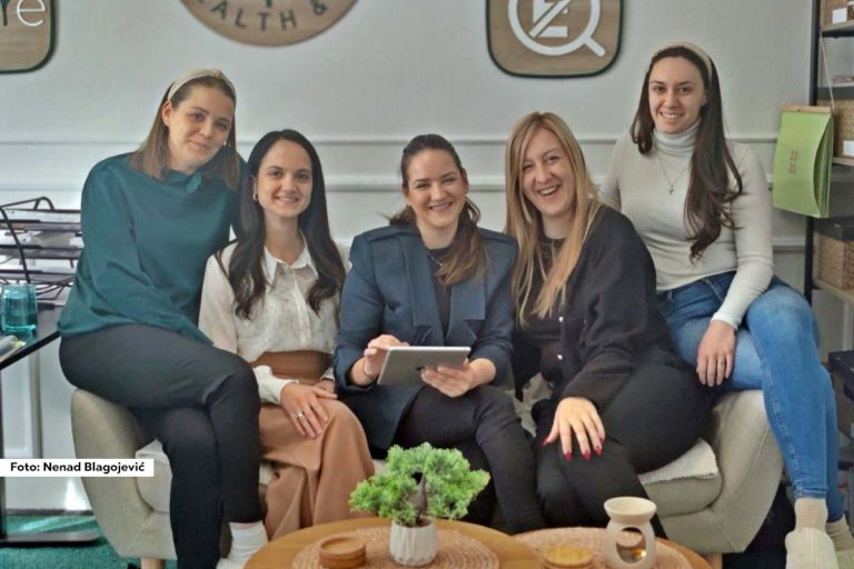 Magistar farmacije Hristina Lazarević Milošević iz Kragujevca pokrenula je inicijativu za podizanje svesti o štetnim aditivima u prehrambenim proizvodima. Njena borba protiv štetnih sastojaka započela je tokom trudnoće, kada je shvatila da joj lekovi i suplementi koje su joj preporučili sadrže titanijum-dioksid, aditiv zabranjen u Evropskoj uniji.