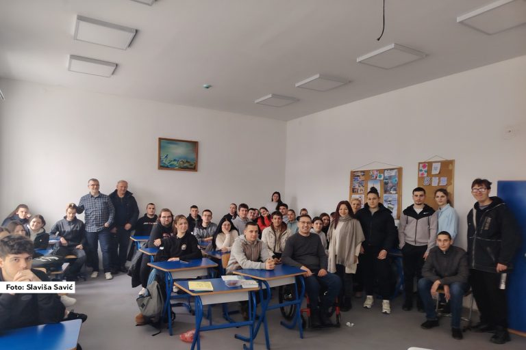 Tribina „Još uvek vozim ali ne hodam“ održana je u utorak, 18.02.2025. godine za učenike završnih razreda srednje škole Obrazovno vaspitnog centra “Braća Nedić” u Osečini. Predavanje je deo projekta edukacije mladih u saobraćaju koji se finansira preko Programa bezbednosti saobraćaja opštine Osečina i podršku Agencije za bezbednost saobraćaja.
