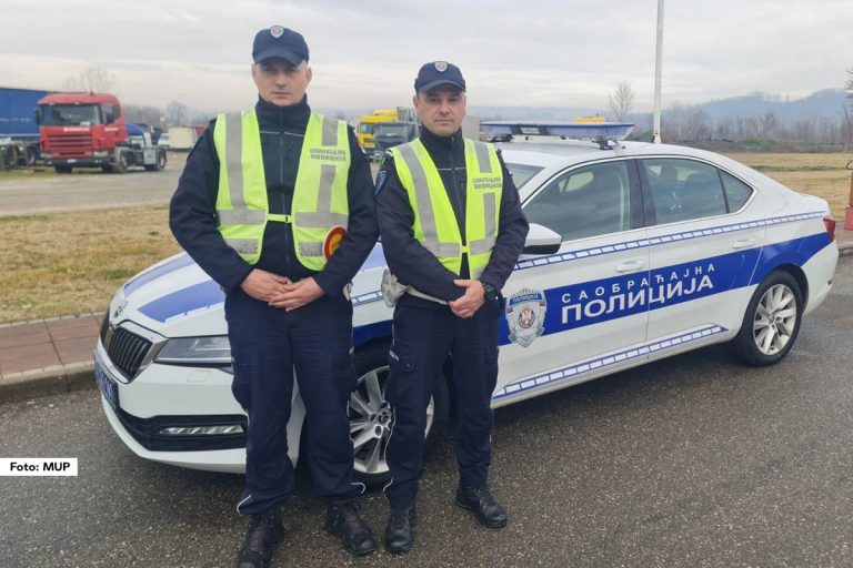 Brzom reakcijom saobraćajnih policajaca iz Loznice, Dišić Milivoja i Mitrić Dušana, spašen je život trogodišnjem detetu, saopštilo je Ministarstvo unutrašnjih poslova.