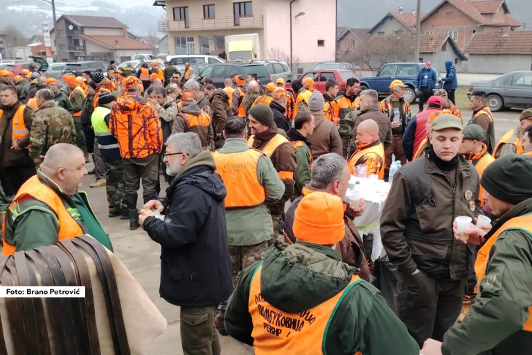 Hajka na vuka koja se već šestu godinu zaredom održava na lovištu “Mileta Polić - Bata” u Ljuboviji, ove godine organizovana je u nedelju, 16. februara. Lovci iz cele Srbije, Republike Srpske, Federacije Bosne i Hercegovine i Crne Gore okupili su se oko 7.30 časova ispred restorana “Markovi konaci”, odakle su nakon doručka krenuli na lovni revir Ravna Gora - Boškovac.