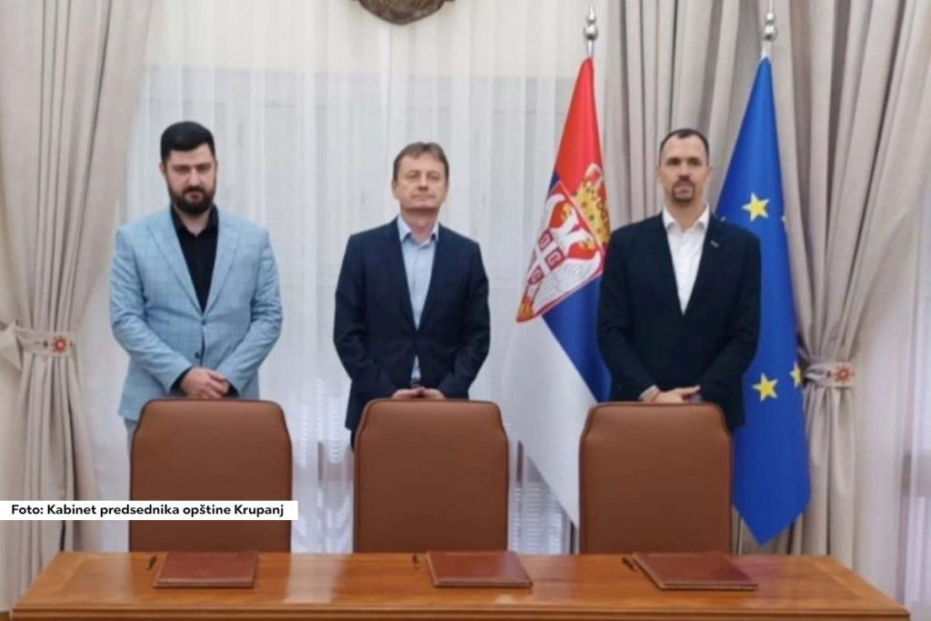 U selu Kostajnik kod Krupnja uskoro počinje rekonstrukcija osnovne škole. Projekat vredan 153.863.131 dinar finansira Ministarstvo za javna ulaganja.