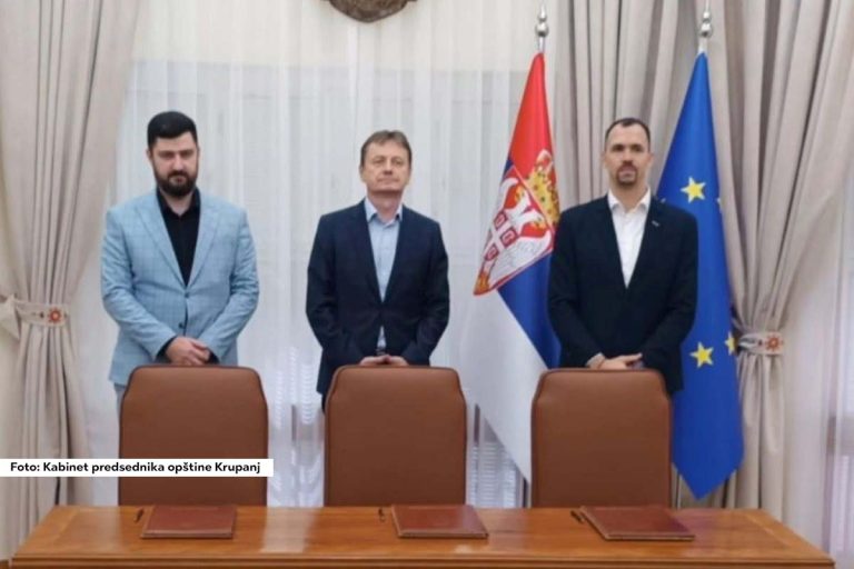 U selu Kostajnik kod Krupnja uskoro počinje rekonstrukcija osnovne škole. Projekat vredan 153.863.131 dinar finansira Ministarstvo za javna ulaganja.