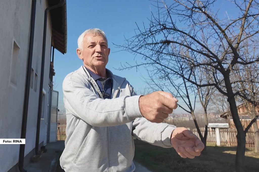 Mnogi beže i od senke zmije, ali ne i Radenko Lazić, poznatiji kao Laza iz Boleča. Njega su tri puta ujedale otrovnice, ali on se ni danas ne plaši više od ujeda komarca.