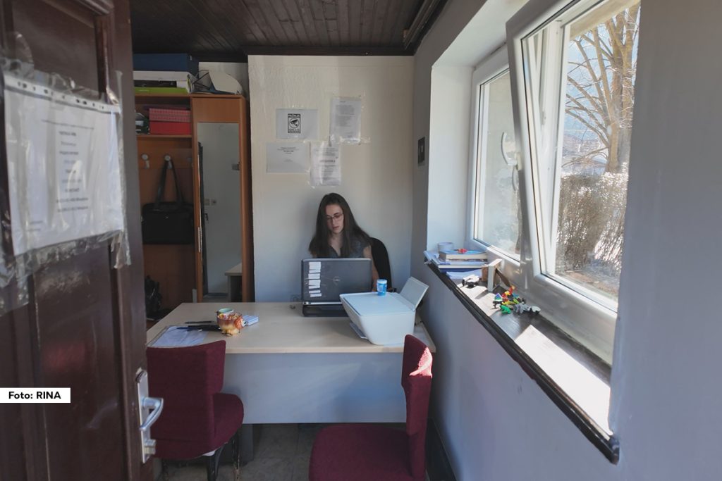 Dvadesettrogodišnja Marijana Vučićević iz sela Gvozdac jedna je od takvih vrednih omladinaca i ona je prva koja je otvorila Kancelariju za administrativne usluge koja je na usluzi lokalnom stanovništvu.