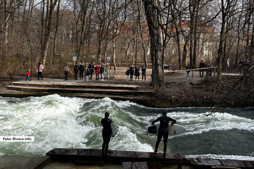 Po broju stanovnika Minhen je treći grad u Nemačkoj i glavni grad Bavarske. U njemu se nalazi jedna od najzanimljivijih turističkih lokacija Nemačke, Engleski park ili kako ga još nazivaju Engleski vrt ili Engleska bašta. Najveći je i najlepši minhenski park i jedan od najvećih gradskih parkova u svetu, veći i od Hajd parka u Londonu, kao i od Central parka u Njujorku.