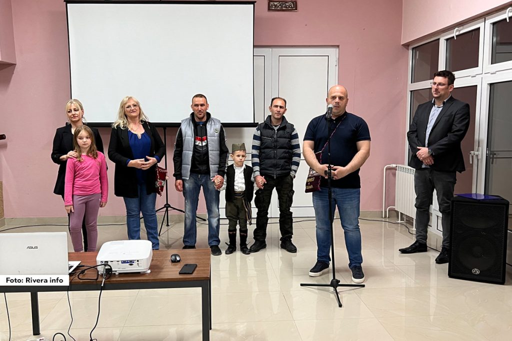 Putujući festival dokumentarnog filma “Mladenci 2025”, koji se održava 19. put, u ponedeljak je gostovao u Ljuboviji. Ljubovijska publika imala je priliku da u holu bioskopa od 19 časova pogleda tri dokumentrna filma nastala u produkciji Pantelića iz Donjih Brezovica, premijerno “Pamtiće ga neorane njive – Srbija cela”, kao i još dva filma - “Podgorski nož” i “Stari harmonikaš iz Radalja”.