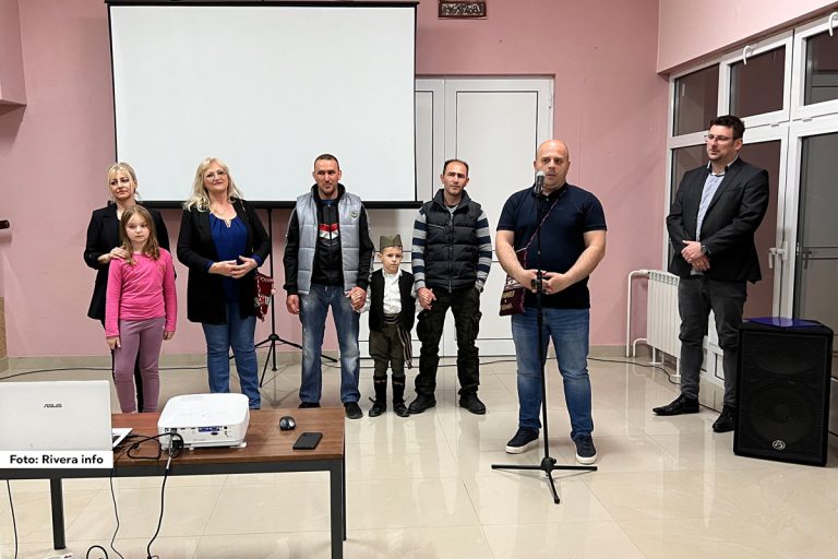 Putujući festival dokumentarnog filma “Mladenci 2025”, koji se održava 19. put, u ponedeljak je gostovao u Ljuboviji. Ljubovijska publika imala je priliku da u holu bioskopa od 19 časova pogleda tri dokumentrna filma nastala u produkciji Pantelića iz Donjih Brezovica, premijerno “Pamtiće ga neorane njive – Srbija cela”, kao i još dva filma - “Podgorski nož” i “Stari harmonikaš iz Radalja”.
