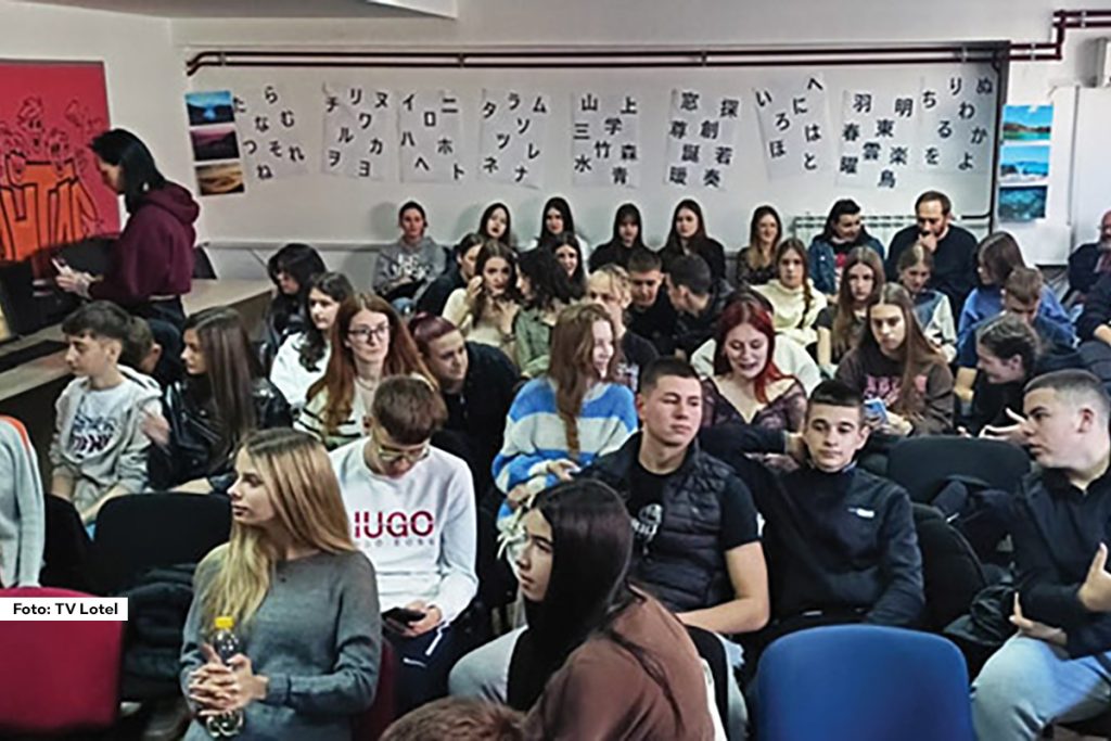 U prostorijama Omladinskog centra Loznica održana je interaktivna prezentacija „Upoznaj Japan“, čiji su organizatori Turistička organizacija grada Loznice i Kancelarija za mlade, uz podršku volonterke iz Japana Minami Hošino.