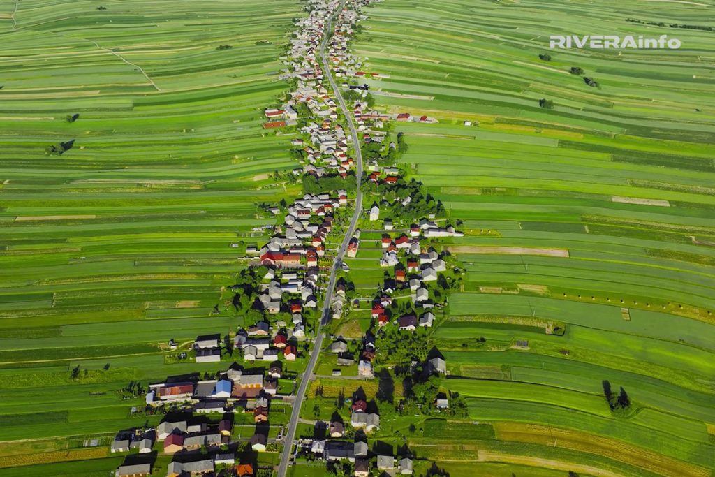Malo poljsko selo nadomak Krakova, postalo je prava turistička atrakcija zbog svog neobičnog izgleda. Sulošova je selo koje se proteže duž jedne ulice, dugačke oko devet kilometara, a duž nje živi preko šest hiljada stanovnika. Kuće su poređane u savršenom nizu, sa dvorištima i poljima koja se prostiru iza njih, stvarajući jedinstven prizor iz vazduha.