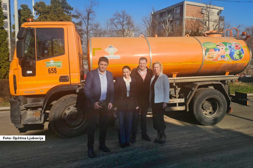 Opština Ljubovija je dobila na korišćene kamion-cisternu kao donaciju JKP “Gradska čistoća” Beograd. Reč je o kamionu marke Iveco proizvedenom 2015. godine.