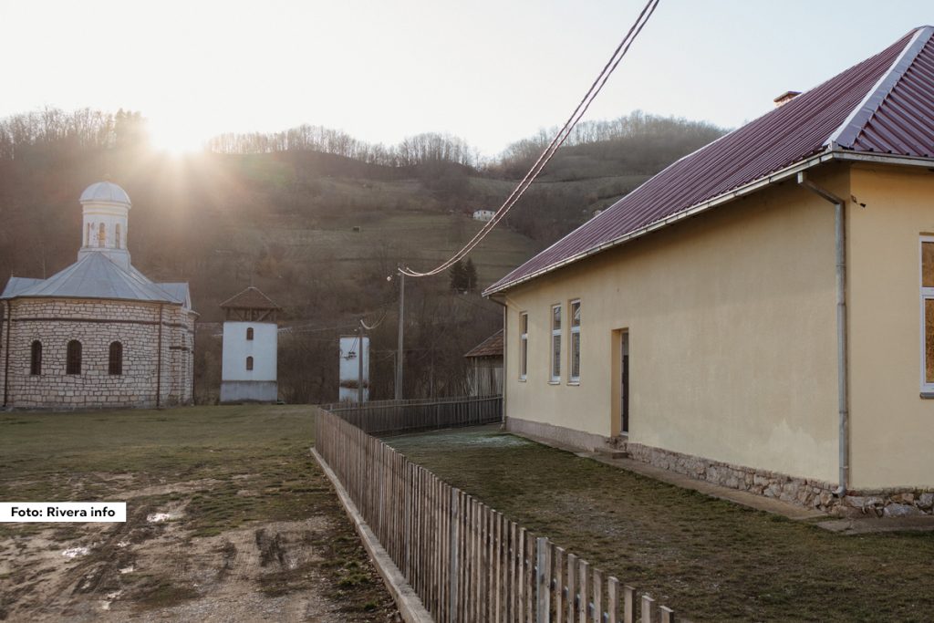 Prema projektu “Glavni cevovod za snabdevanje vodom naseljenog mesta Uzovnica-Gračanica” planirana je izgradnja glavnog cevovoda u dužini od 5.143 metra, izgradnja buster stanice, kao i rezervoara zapremine 100 m3. Buster stanica potiskivaće vodu do rezervoara, a od rezervoara ka potrošačima distribuiraće se u prirodnom padu.