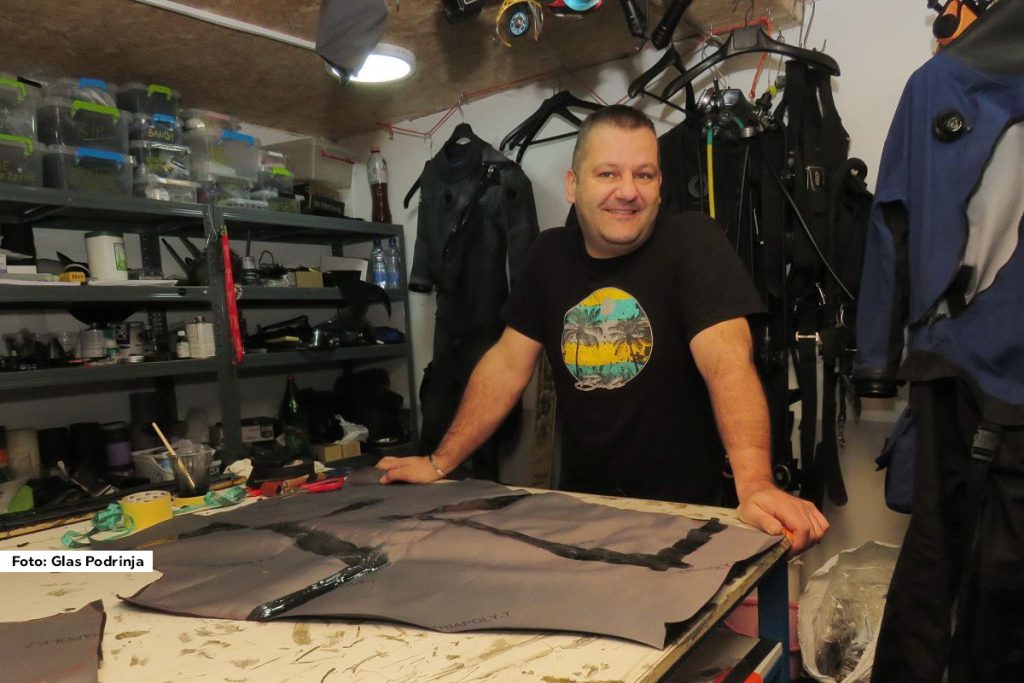 Marko Jovanović je ronilac kome je hobi prerastao u profesiju. Pored obuke ronilaca, serivisiranja i rentiranja ronilačke opreme, Marko poslednjih godina izrađuje suva spasilačka i ronilačka odela.