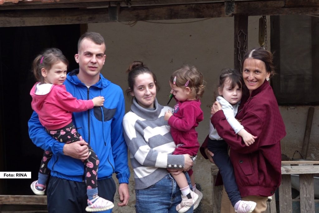 Priča o mladoj petočlanoj porodici Komarica iz pribojskog sela Bulići, koja se odlučila da život iz grada zameni seoskim okruženjem obišla je Srbiju. Mladi i vredni Tamara (21) i Nemanja (27) žive teško, ali za napredak i rad imaju najveći motiv – svoju dečicu, ćerkice Dunju, Anju i Nađu.